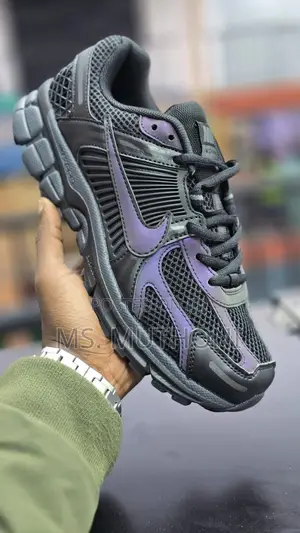 Nike Zoom Vomero 5 Sneaker in a Black Colorway Size 38-45