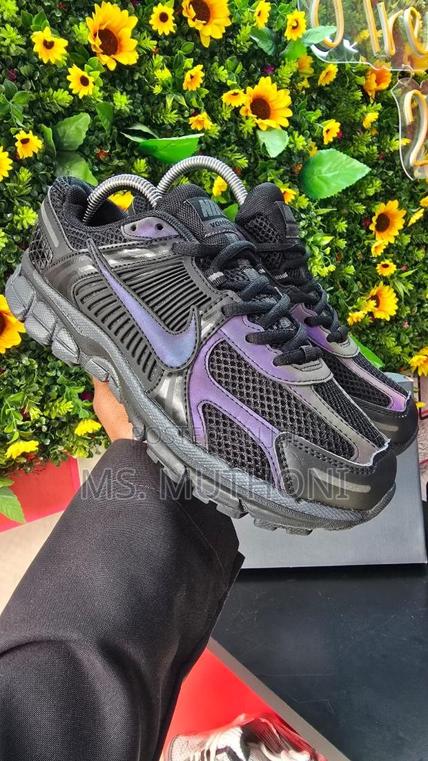 Nike Zoom Vomero 5 Sneaker in a Black Colorway Size 38-45
