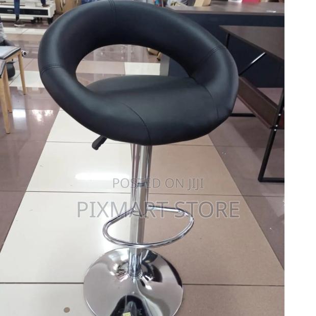 Contemporary Height-Adjustable Bar Stool With Sleek Design