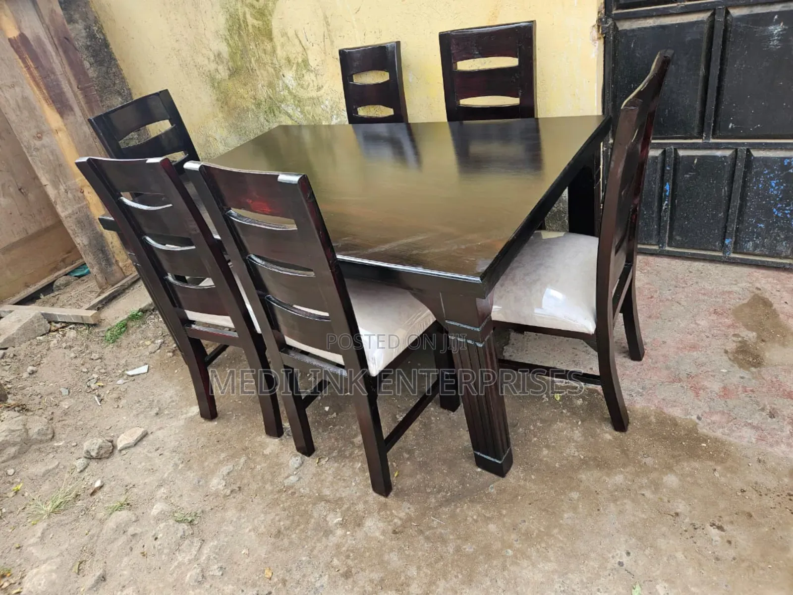 6-Seater Spindled Dinning Table Set