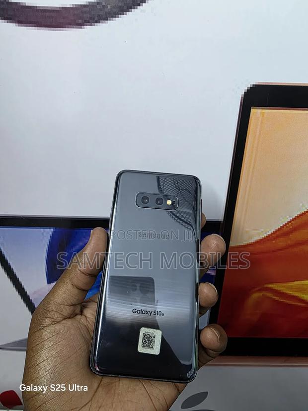 Samsung Galaxy S10e 128 GB Gray - thumbnail 2