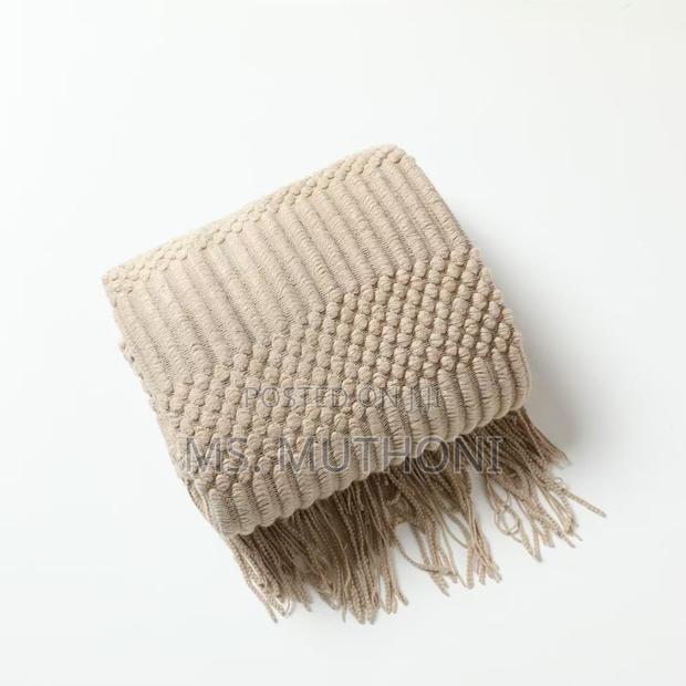 Textured Soft Knitted Throw Blanket With Tassels. - thumbnail 6