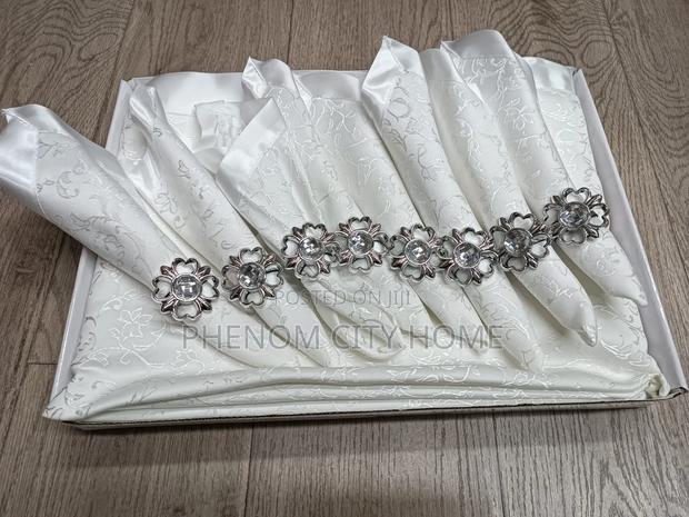 Table Cloth With 8 Napkins