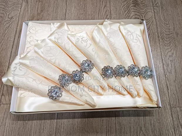 Table Cloth With 8 Napkins - thumbnail 2