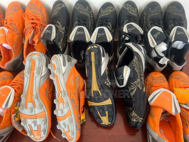 Top Quality Soccer Shoes Size 44 45