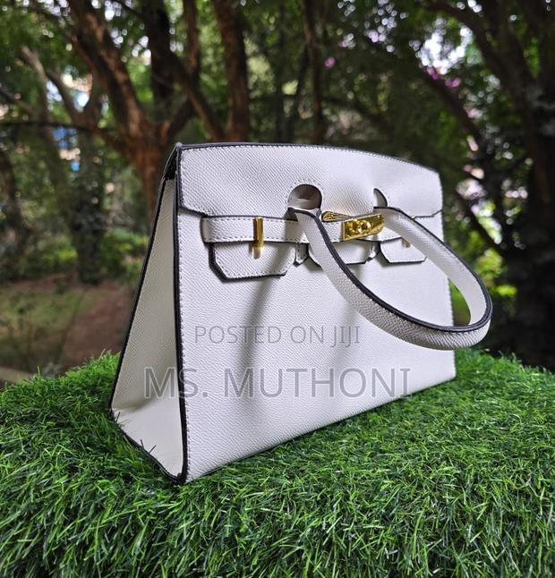 Textured Birkin Bag With an Adjustable Strap and Button Closure. - thumbnail 5