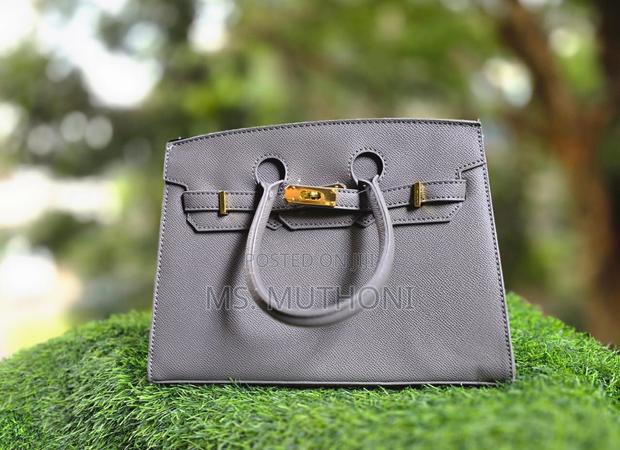 Textured Birkin Bag With an Adjustable Strap and Button Closure. - thumbnail 6