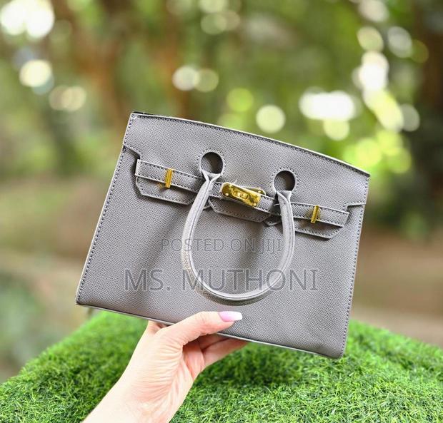 Textured Birkin Bag With an Adjustable Strap and Button Closure. - thumbnail 7