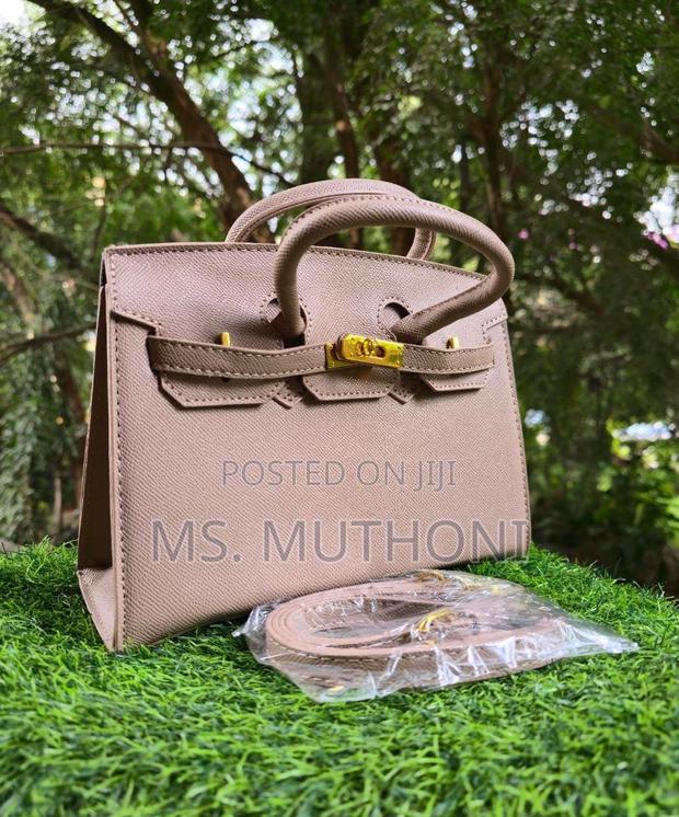 Textured Birkin Bag With an Adjustable Strap and Button Closure. - thumbnail 8