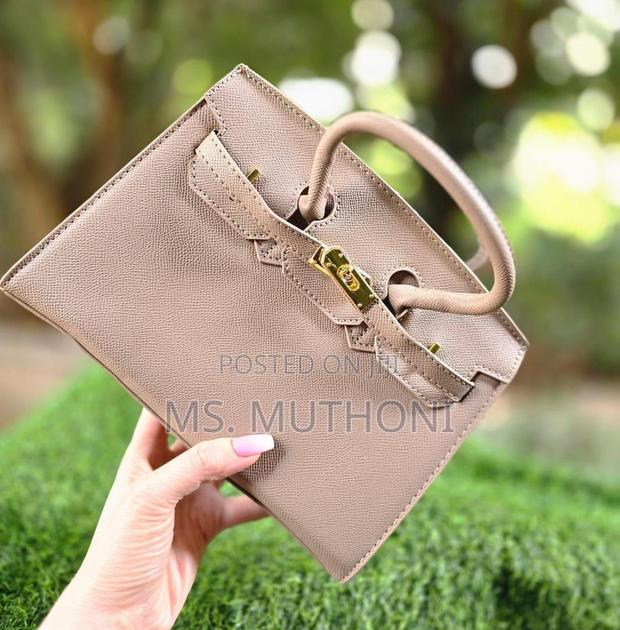 Textured Birkin Bag With an Adjustable Strap and Button Closure. - thumbnail 3