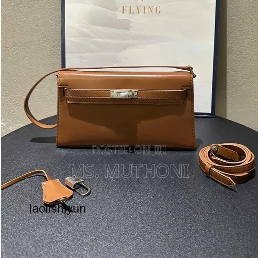 Hermès Kelly Danse Bag in Brown / Black Leather.