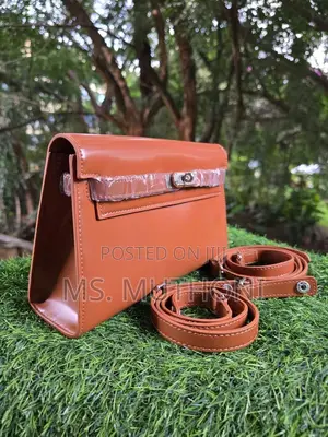 Hermès Kelly Danse Bag in Brown / Black Leather.