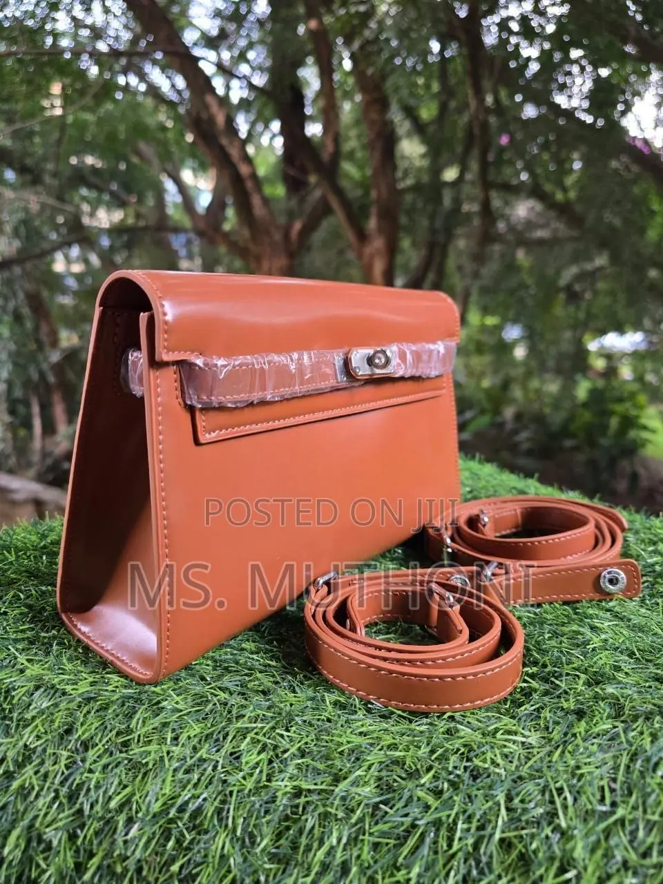 Hermès Kelly Danse Bag in Brown / Black Leather.