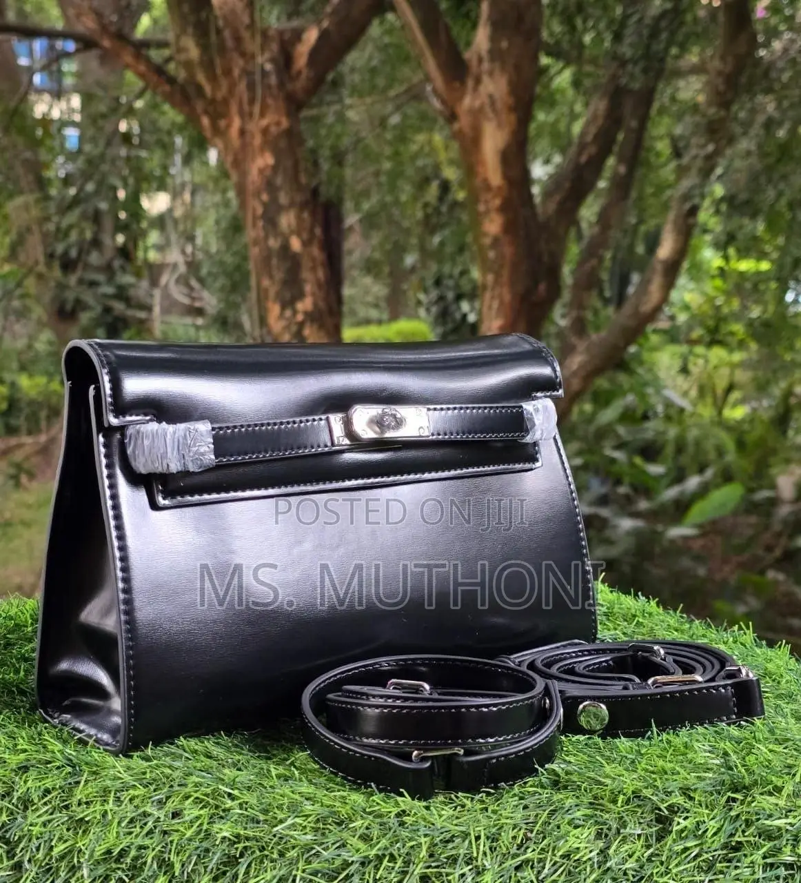 Hermès Kelly Danse Bag in Brown / Black Leather.