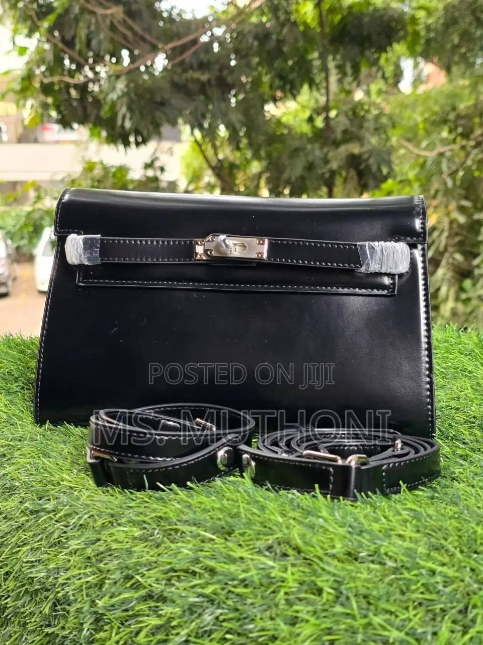 Hermès Kelly Danse Bag in Brown / Black Leather.