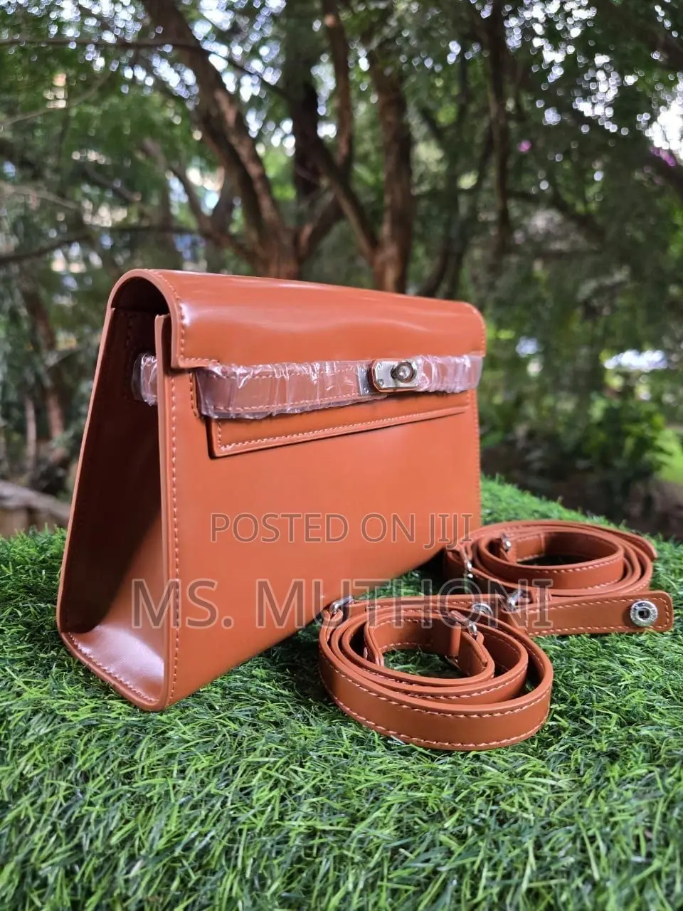 Hermès Kelly Danse Bag in Brown / Black Leather.
