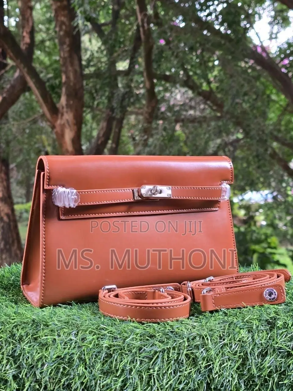 Hermès Kelly Danse Bag in Brown / Black Leather.