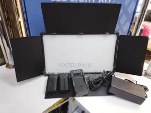Varicolor Pro Led 800 Studio Light With Batteries