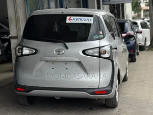 Toyota Sienta 2021 Silver