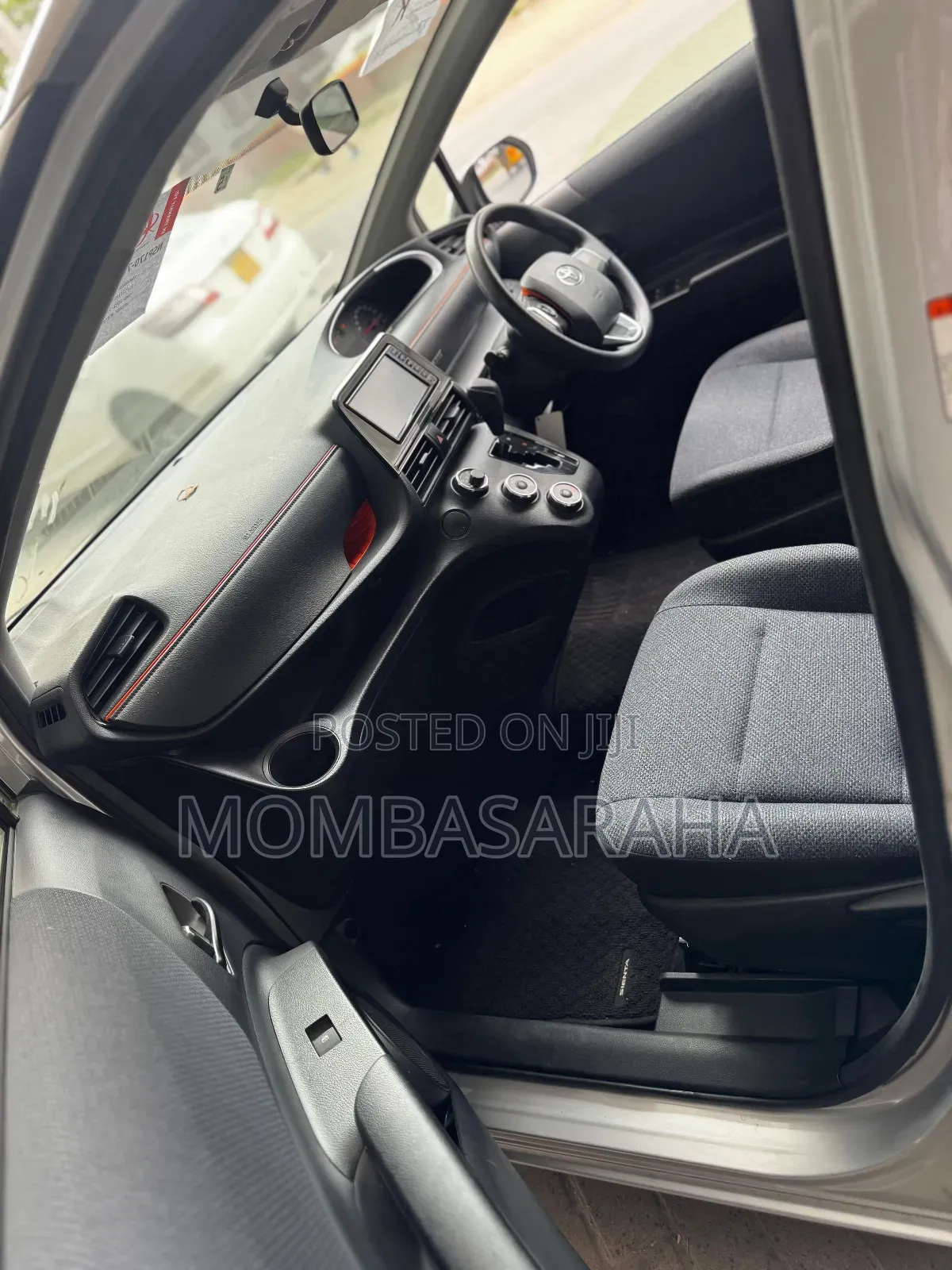 Toyota Sienta 2021 Silver