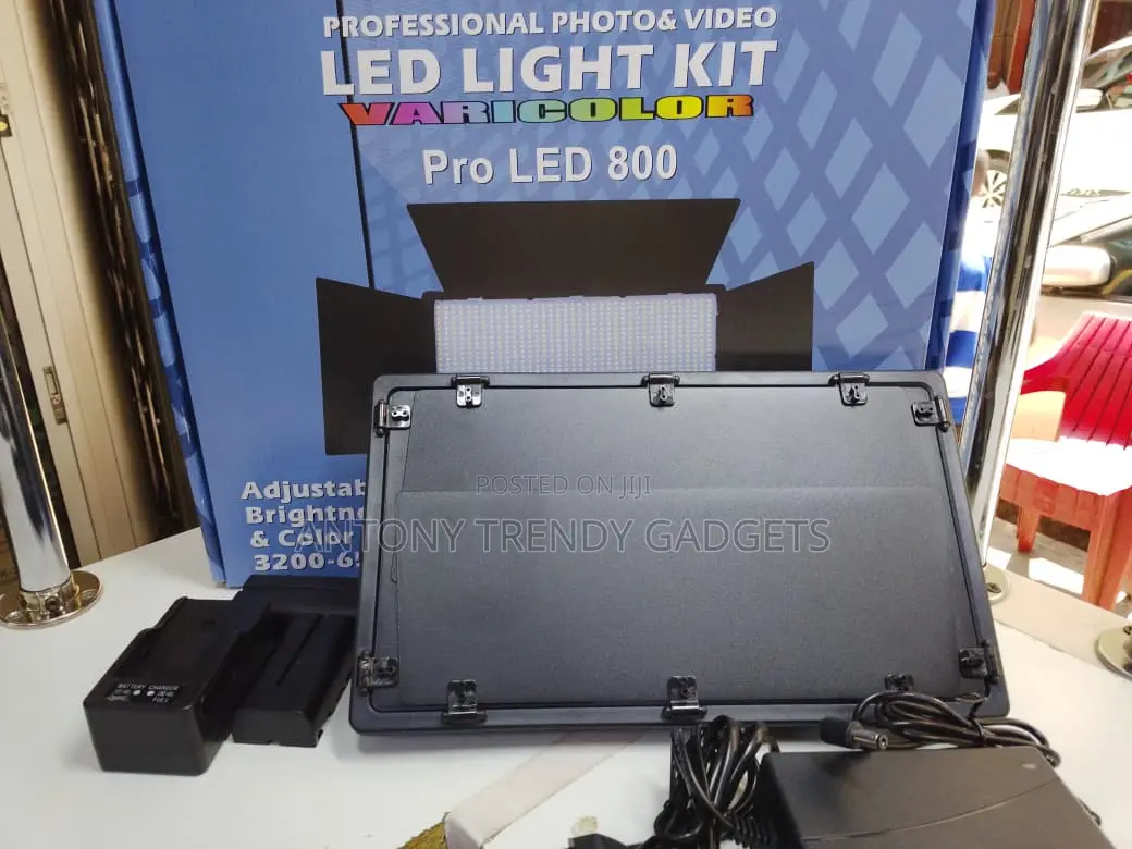 Varicolor Led 800 Studio Light Kit With Stand & Batteries