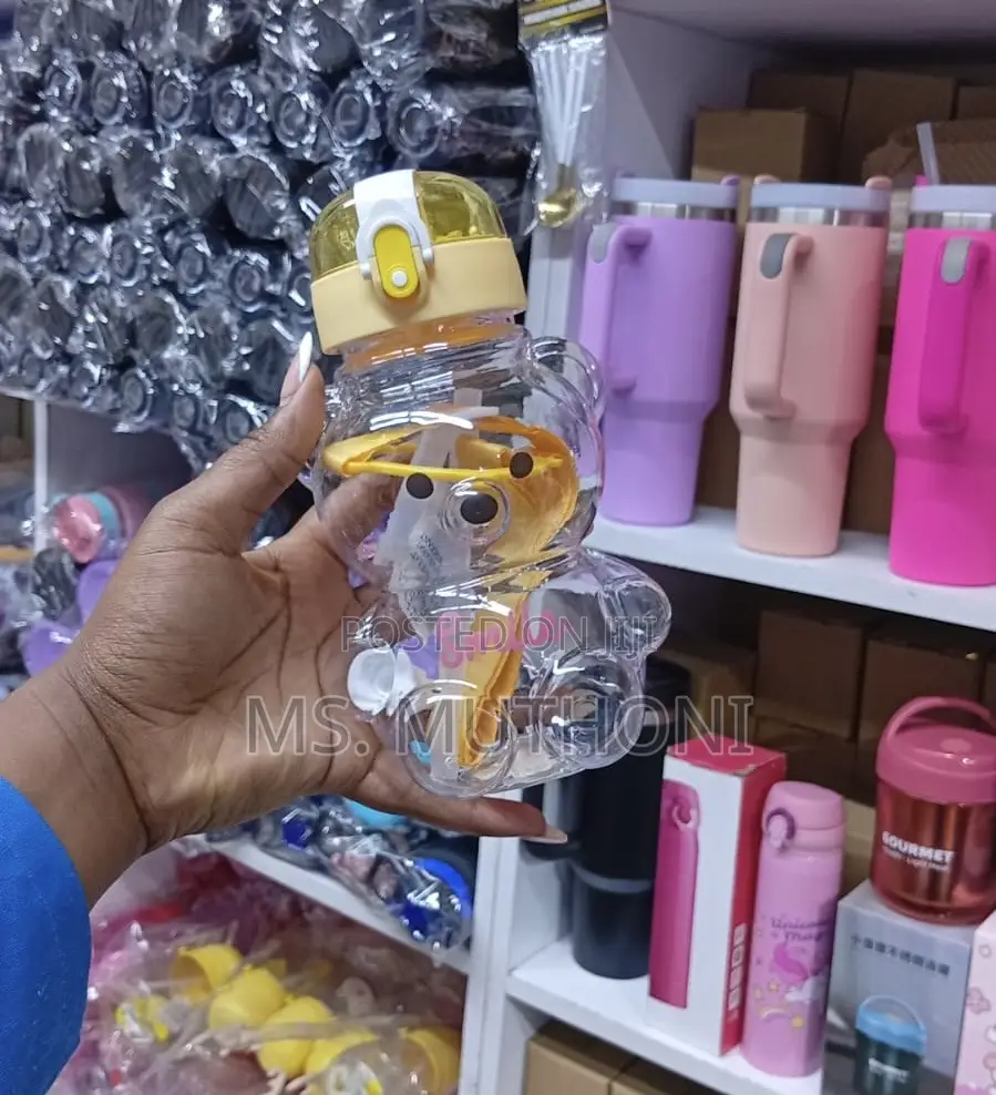 800ml Bear-Shaped Water Bottle With a Straw and Strap.