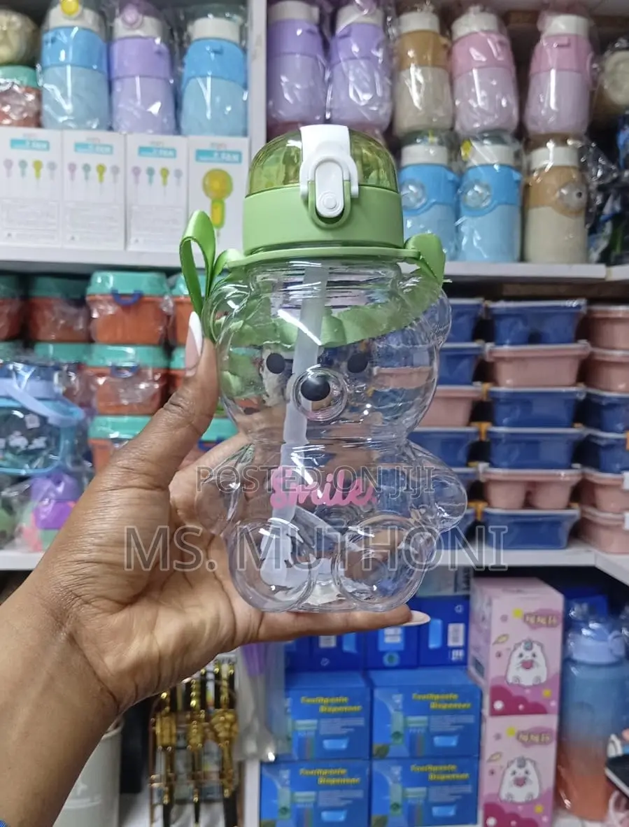 800ml Bear-Shaped Water Bottle With a Straw and Strap.