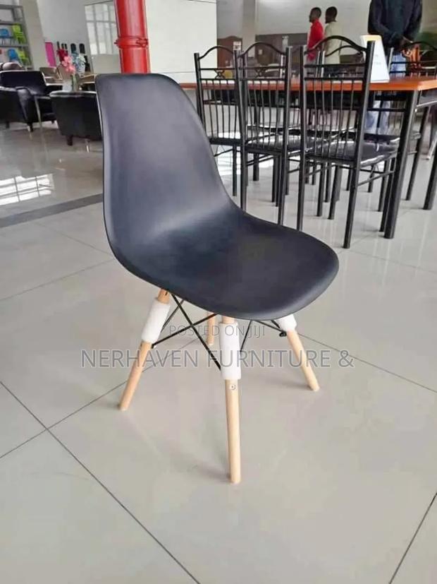 Black Durable Eames Chair for Dining Rooms Offices
