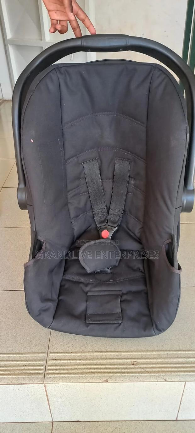 Baby Car Seat / Infant Carrier – Very Clean - thumbnail 3