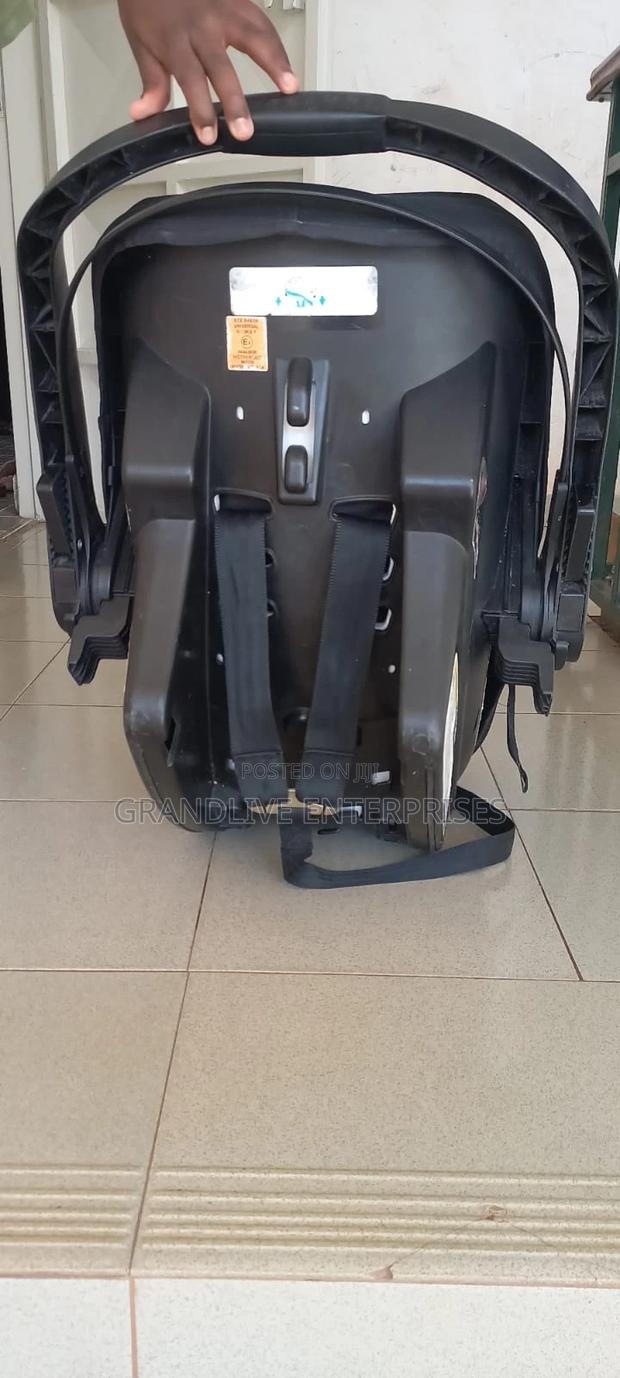 Baby Car Seat / Infant Carrier – Very Clean - thumbnail 4