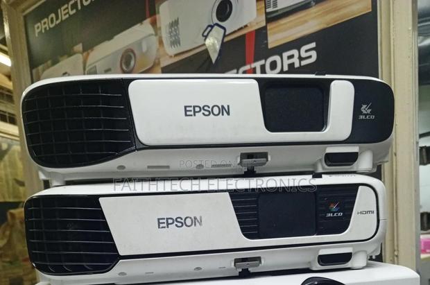 Well-Maintained Epson Eb-S41 Projector – Plug Play