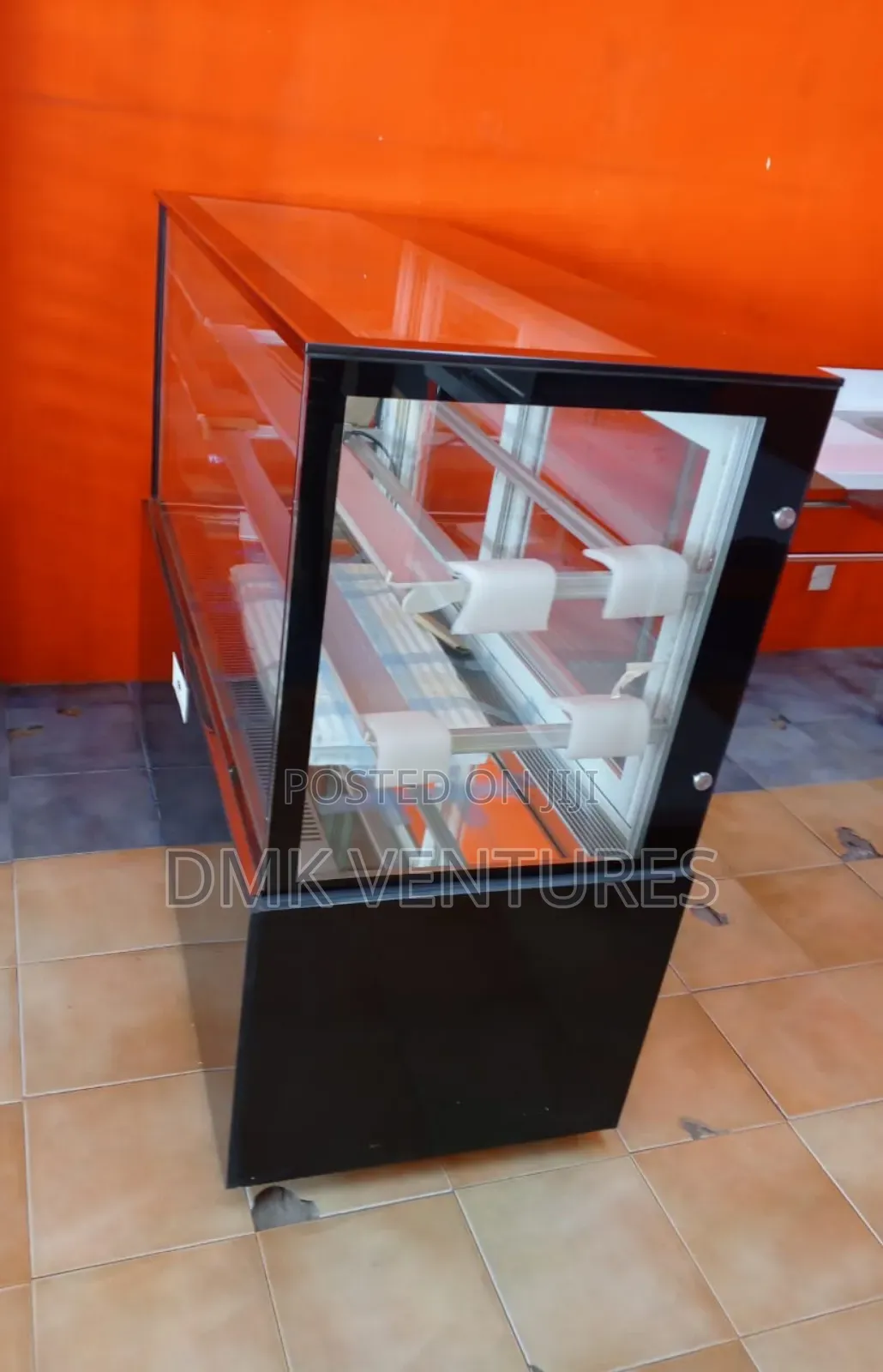 Robust Modern Cake Display