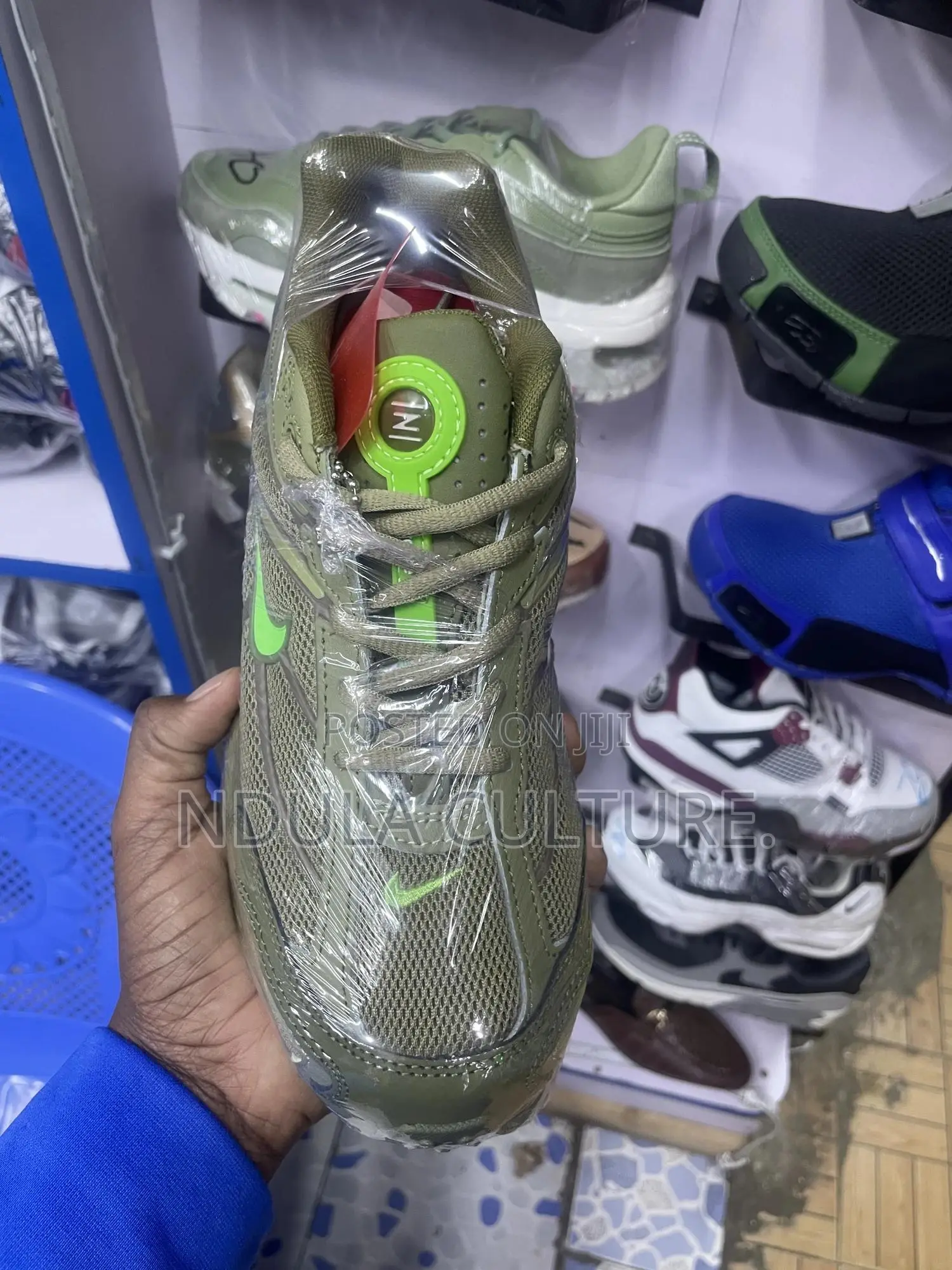 Trending Nike Shox R4