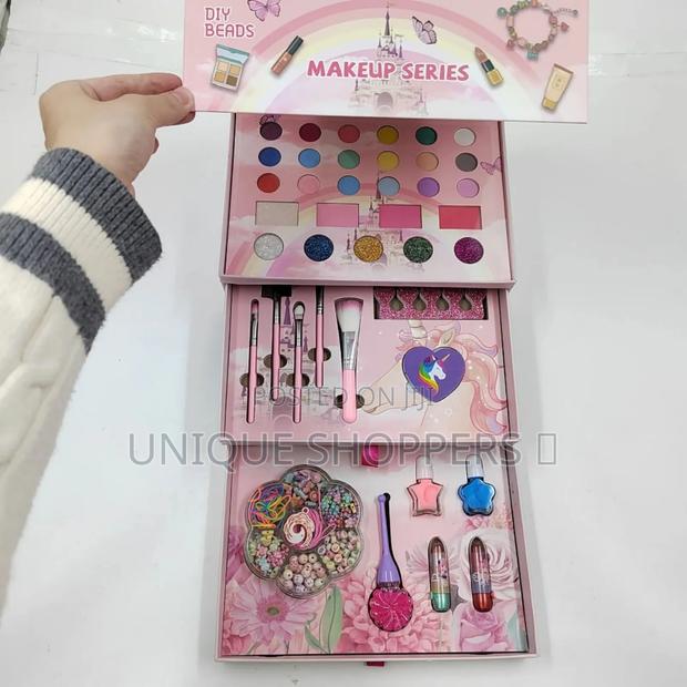 Kids Non-Toxic Makeup Set
Safe, Gentle and Washable.