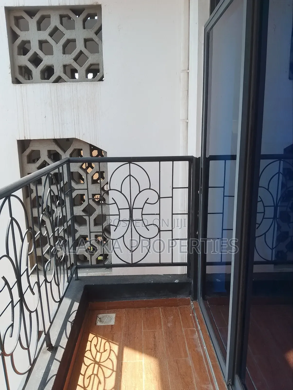 3bdrm Apartment in Beach Road Gichaga, Nyali for sale