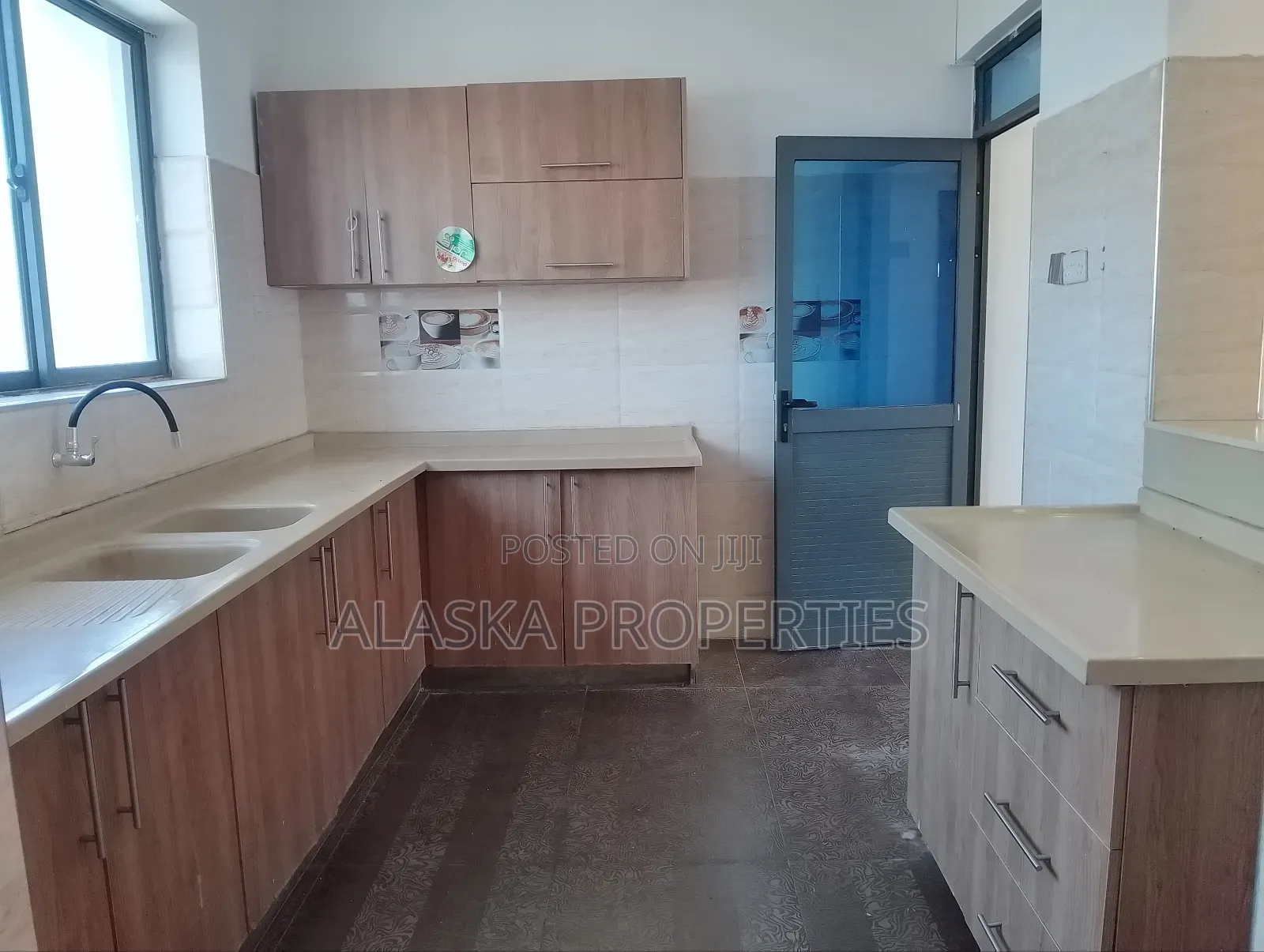 3bdrm Apartment in Beach Road Gichaga, Nyali for sale