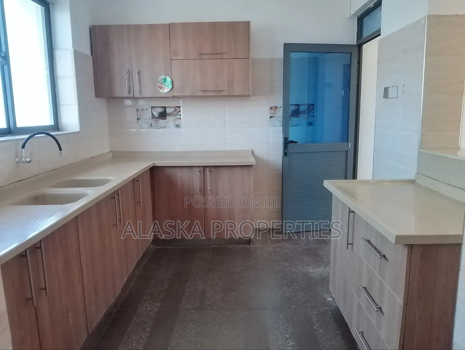 3bdrm Apartment in Beach Road Gichaga, Nyali for sale