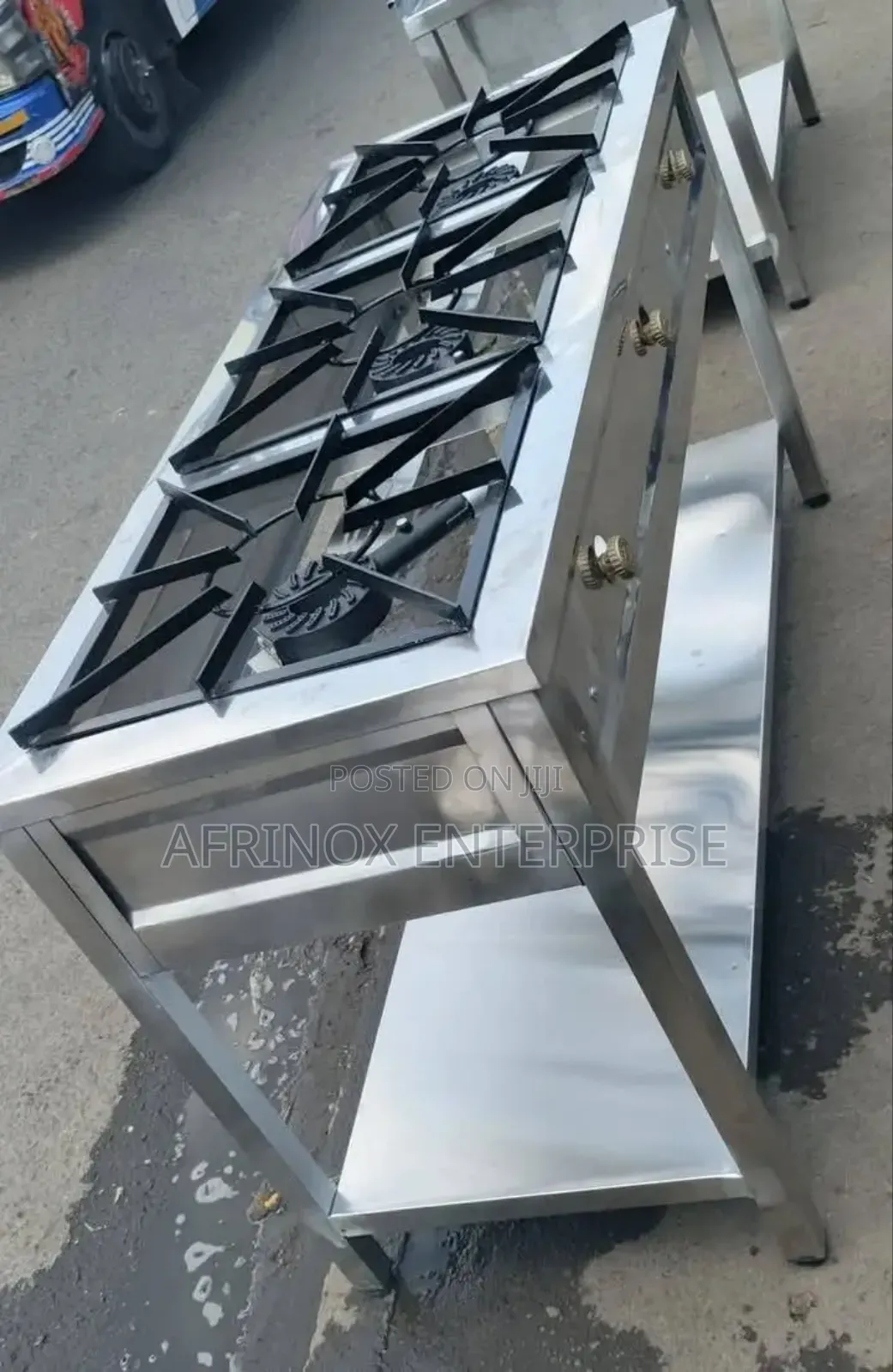 Top-Class 3-Burner Gas Cooker for Professional Home Kitchens 