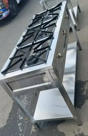 Top-Class 3-Burner Gas Cooker for Professional Home Kitchens 