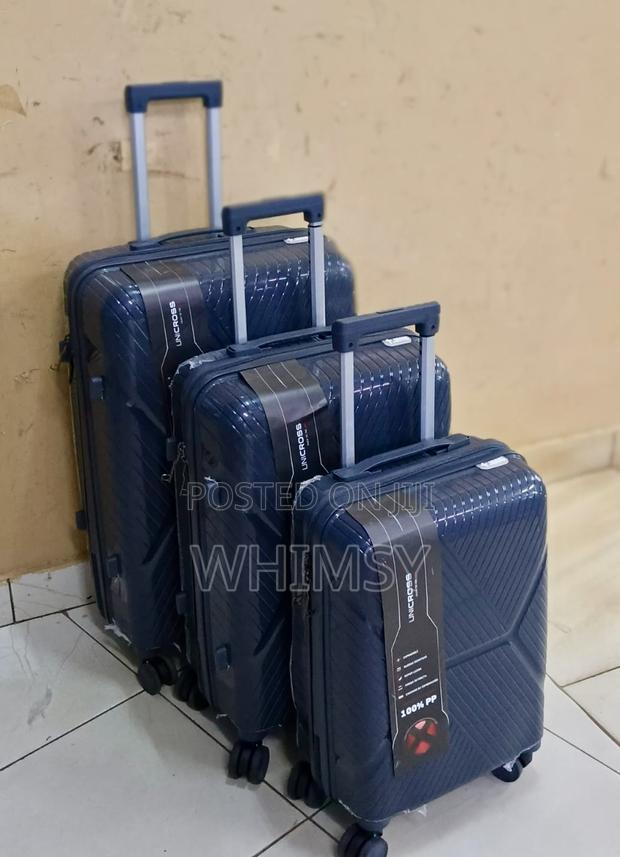 Size 4 ,3 in 1 Unbreakable Pp Suitcases - main view