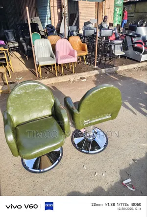 Styling Seats With a Hydraulic Pump, Green Leather