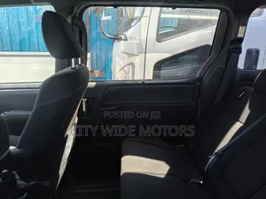 Toyota Esquire 2.0 AWD (8 seater) 2018 Silver