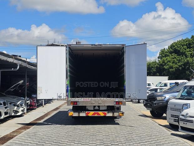 Mitsubishi Fuso 2017 - thumbnail 11