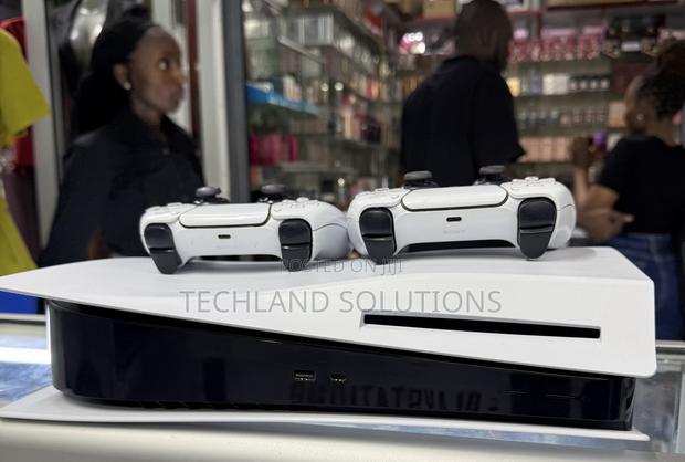 Well Maintained Sony Playstation 5 Standard Console - thumbnail 3