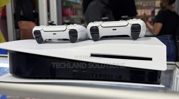 Well Maintained Sony Playstation 5 Standard Console - thumbnail 4