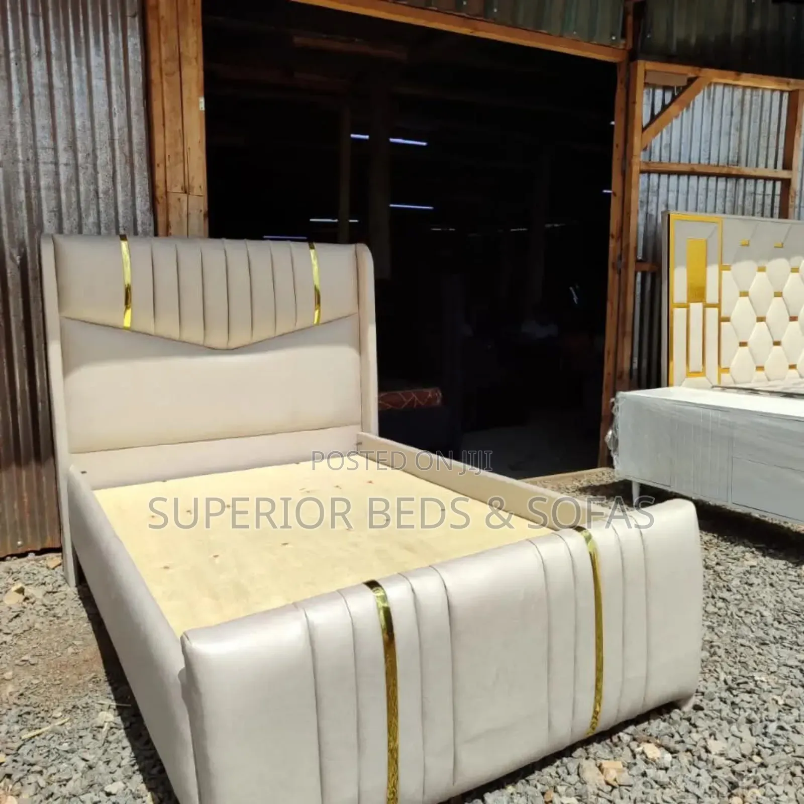 Accent Trim Chesterfield Bed Size 5 by 6
