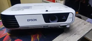 Refurbished Projector -Classroom Viewing Projector – Clear Sharp