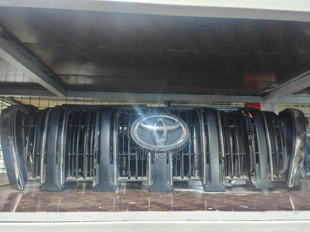 Front Grille Toyota Land Cruiser Prado