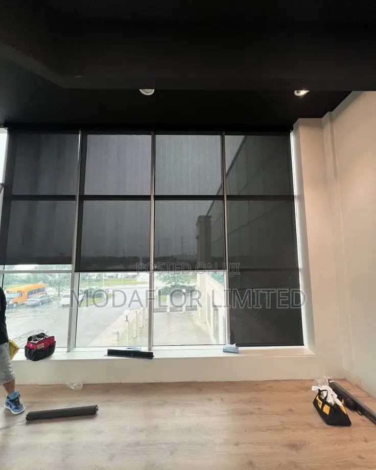 Modern Sunscreen Roller Blinds for Glass Windows
