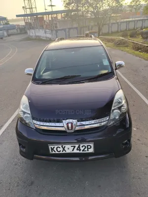 Toyota ISIS 2012 Purple